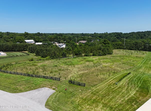 7001 Highgrove Ln, Crestwood, KY 40014