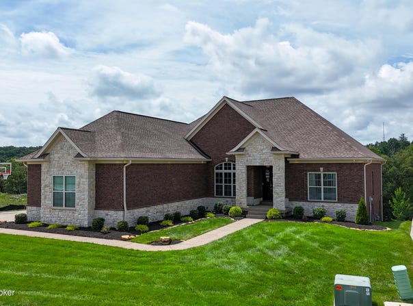 8022 Wooded Ridge Dr, Louisville, KY 40214