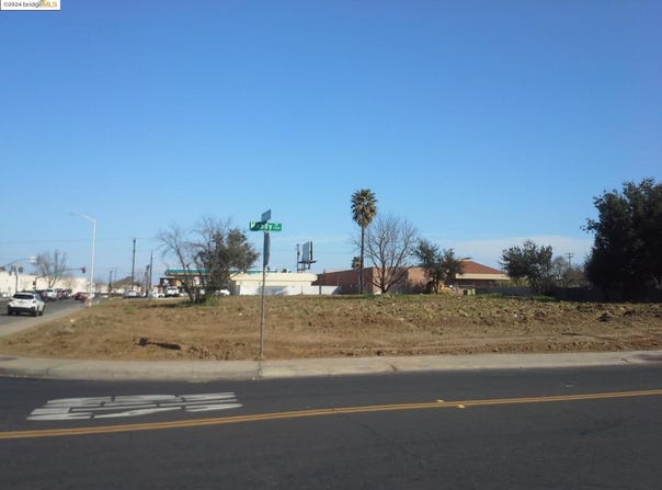 7200 Meadowgate Dr, Sacramento, CA 95823
