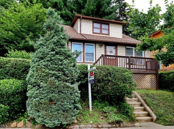51 Mountainside Ter, Clifton City, NJ 07013-1109