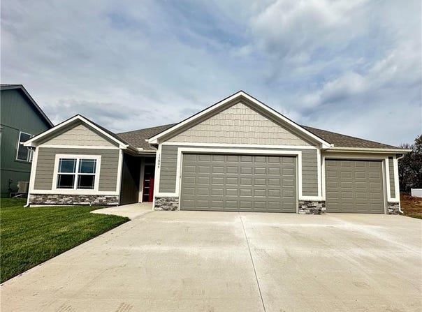 11803 E Ridgeview Court, Peculiar, MO 64078