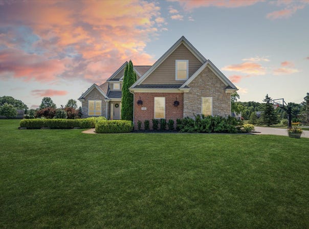 198 W Auburn Trail, Brighton, MI 48114