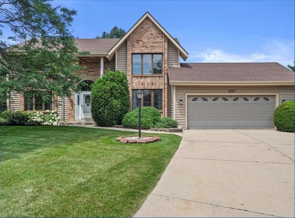 3967 S Victoria Cir, New Berlin, WI 53151