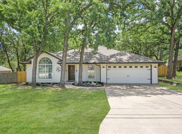 1112 Lakeview Drive, Azle, TX 76020
