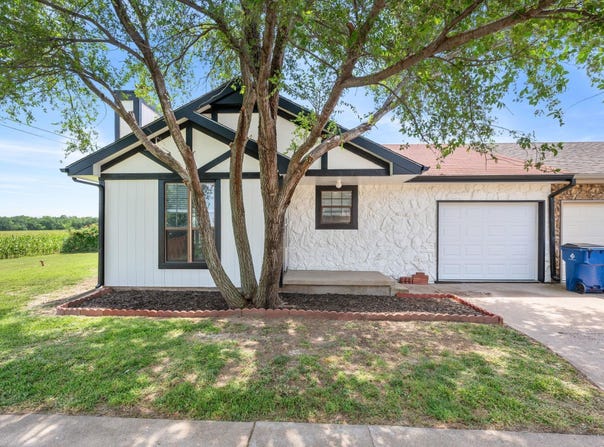 506 Plum Blue Cir, Benton, KS 67017