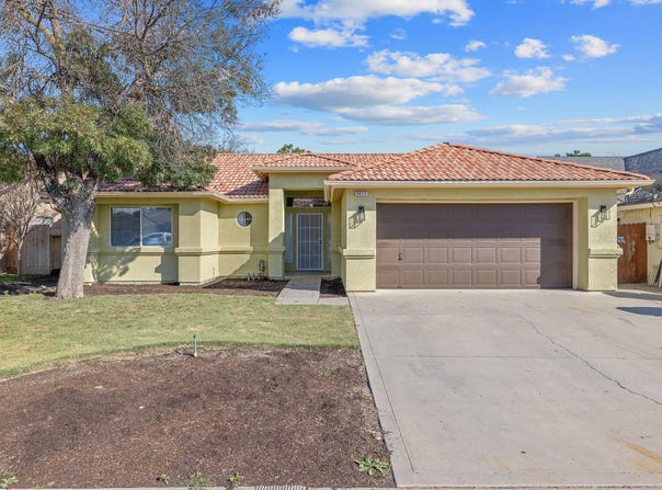 2411 Cottonwood Drive, Hanford, CA 93230