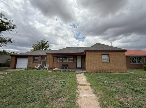 1211 Main Avenue, Ralls, TX 79357
