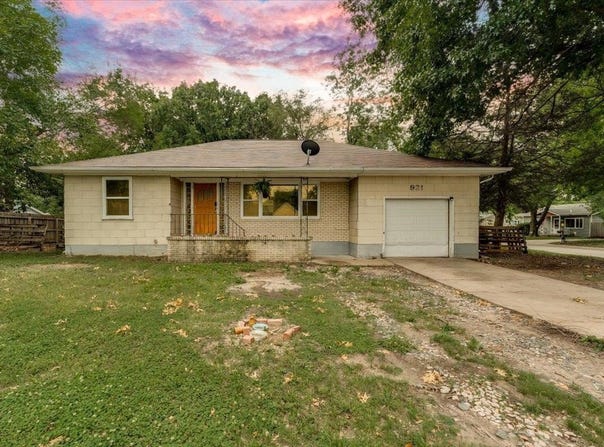 921 W 5th, Newton, KS 67114