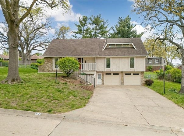 4329 Stonecrest Drive, St Joseph, MO 64506