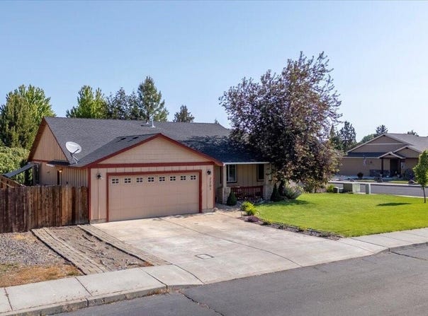 2201 SW Stonehedge Court, Redmond, OR 97756