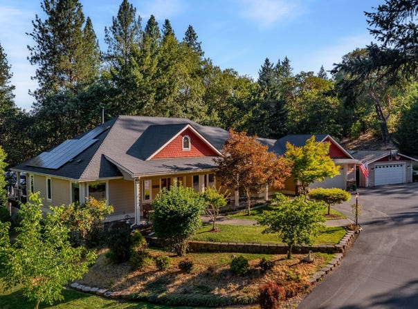 1260 Pinecrest Drive, Grants Pass, OR 97526