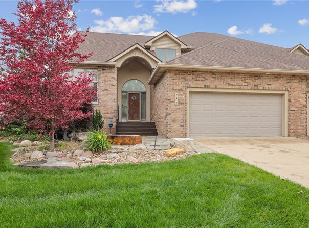 954 Glen Oaks Terrace, West Des Moines, IA 50266