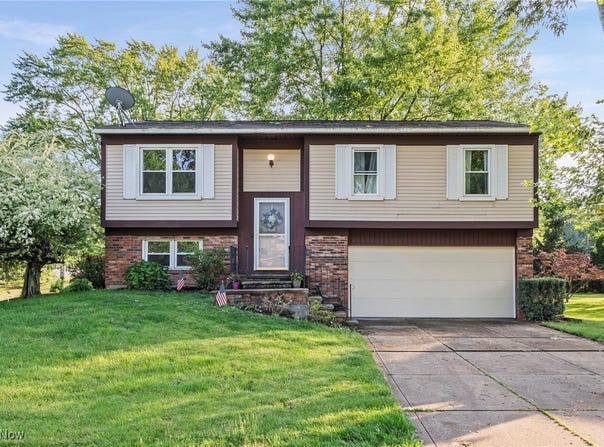 8626 Brentwood Drive, Olmsted Falls, OH 44138