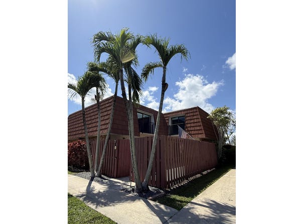 1420 Augusta Circle, Delray Beach, FL 33445