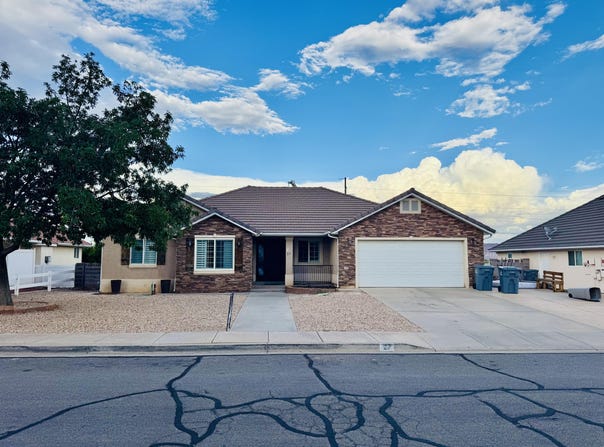 27 S 1970 E, St George, UT 84790