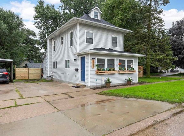 1290 13th St, IA 52302