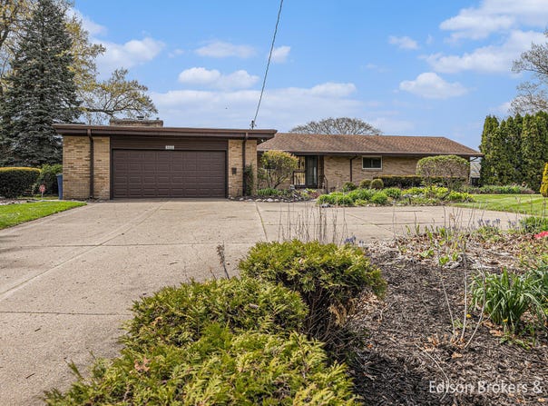 1657 W Kentview Drive NE, Grand Rapids, MI 49505