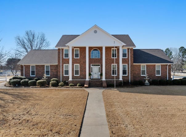 100 E Meadow Hill Dr, Florence, AL 35633