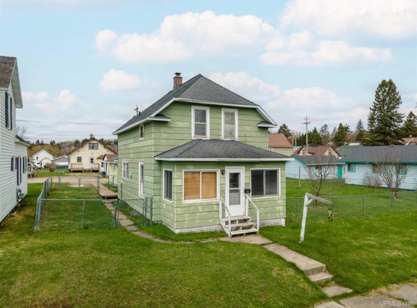1119 N 1st Avenue, Iron River, MI 49935