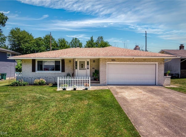 6273 Gale Drive, Seven Hills, OH 44131