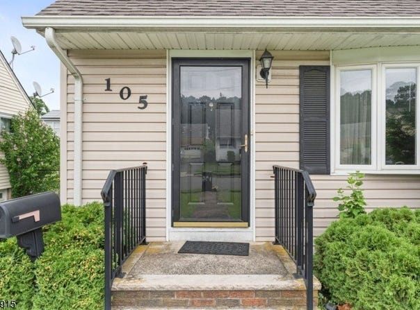 105 Greene Ave, Totowa Boro, NJ 07512-1632