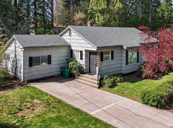 211 Smith Street, Mount Shasta, CA 96067