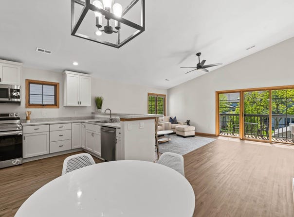 2264 Circle Rdg, Delafield, WI 53018