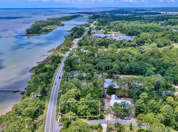 104 Bay Colony Way, Apalachicola, FL 32320