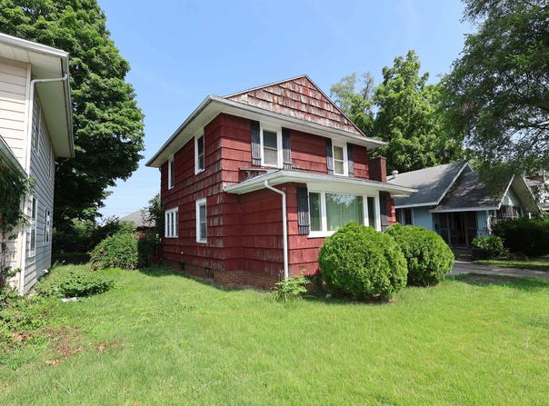 1221 Diamond Avenue, South Bend, IN 46628