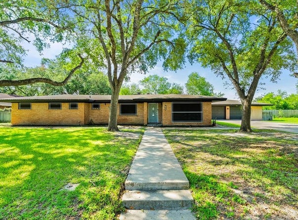 902 E Inez, Beeville, TX 78102