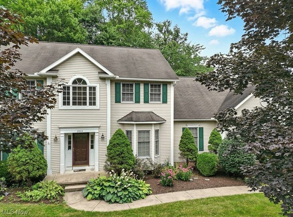 2064 Forest Edge Drive, Cuyahoga Falls, OH 44223