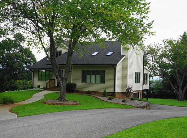 195 Winesap RD, Roanoke, VA 24019