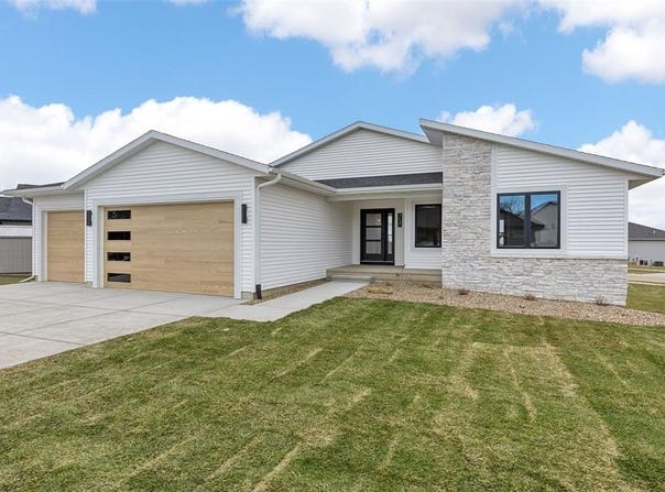 717 Pointer Circle, Center Point, IA 52213