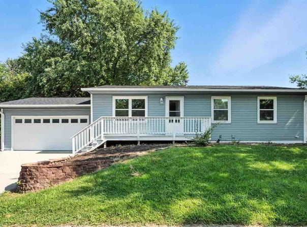 200 Juniper Ct, IA 52317