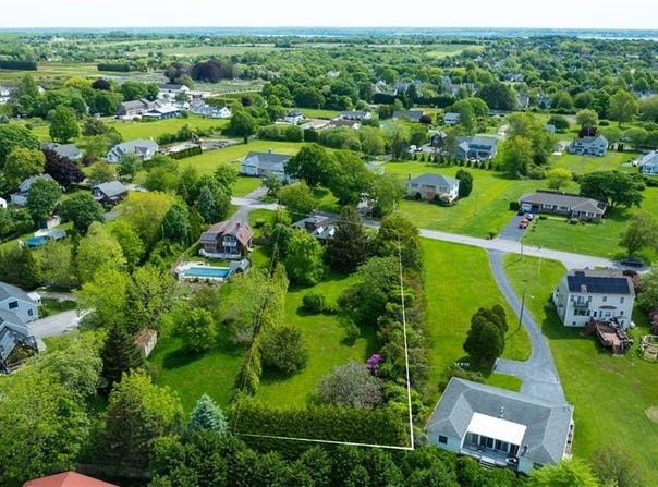 142 Honeyman Avenue, Middletown, RI 02842
