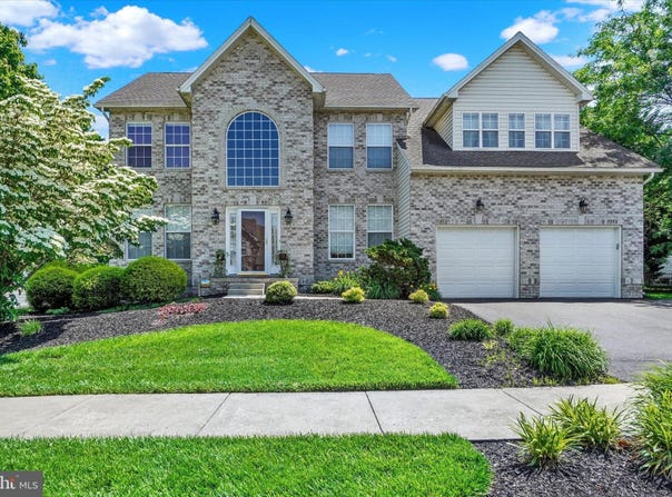 1215 OAKWOOD LANE, YORK, PA 17403