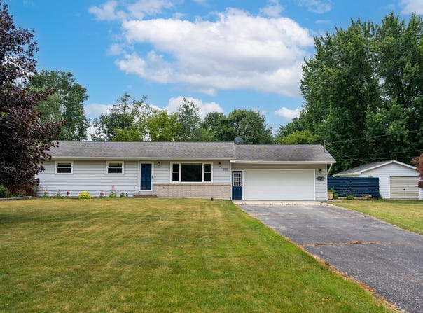 300 Schoolcrest Drive, Shepherd, MI 48883