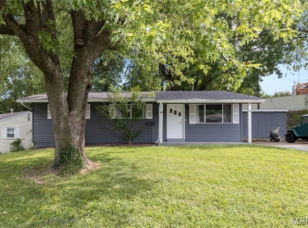 18 Woodlawn Drive, St Charles, MO 63301