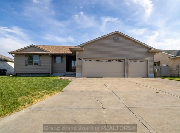 4127 W Ridge LN, Grand Island, NE 68803
