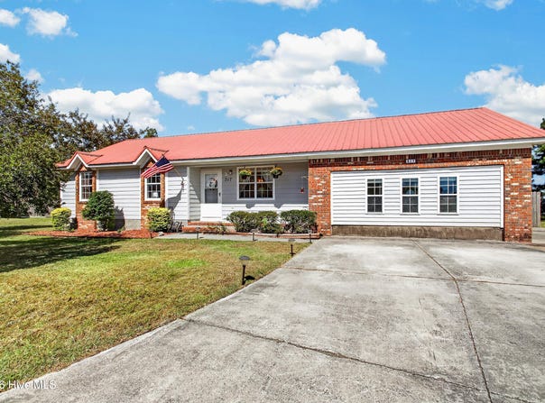 317 Cinnamon Drive, Hubert, NC 28539