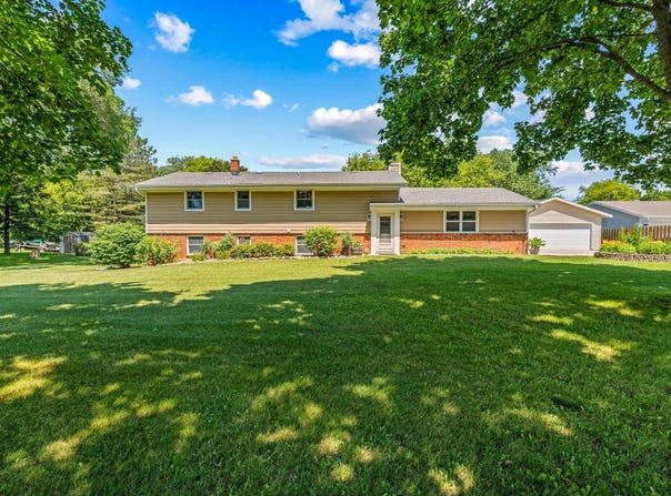 N1955 Parkview Cir, Palmyra, WI 53156
