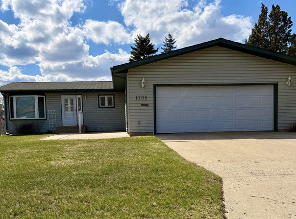 1705 NW 7th St, Minot, ND 58703