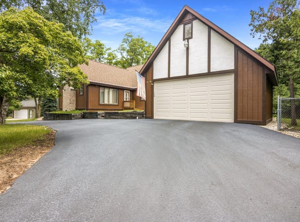 7486 Western Road, Charlevoix, MI 49720
