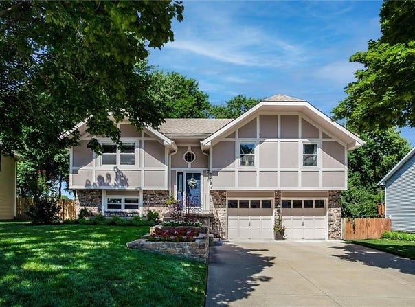 8212 TWILIGHT Lane, Lenexa, KS 66219