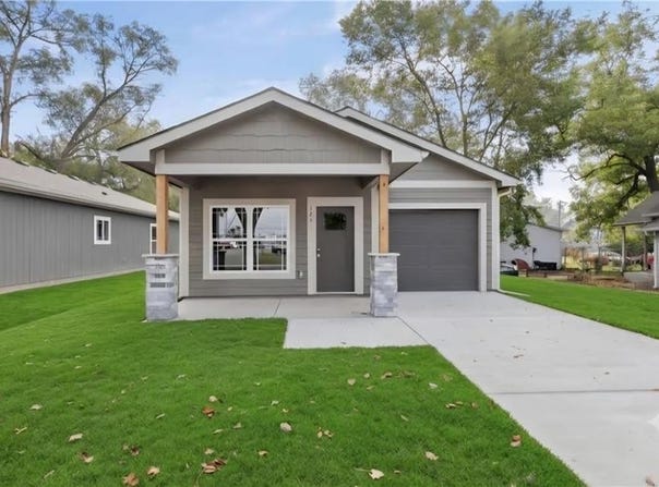 121 S Cedar Street, Ottawa, KS 66067