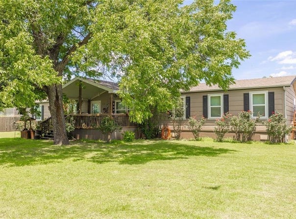 201 W Bivar Avenue, De Leon, TX 76444
