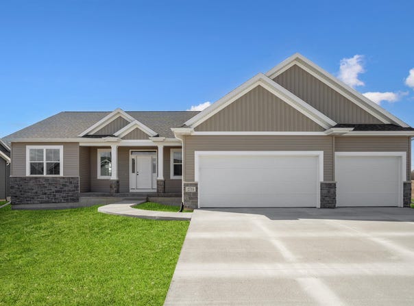 2714 Autumn Woods Drive, Cedar Falls, IA 50613