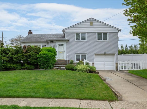 4031 Daleview Avenue, Seaford, NY 11783