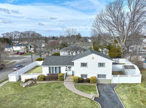 1 Robin Court, Bethpage, NY 11714