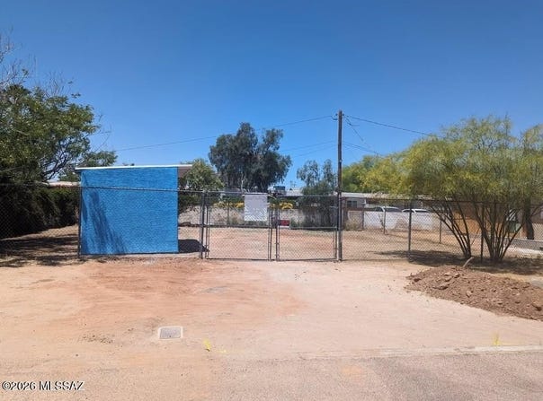 2703 E Grant Road, Tucson, AZ 85716